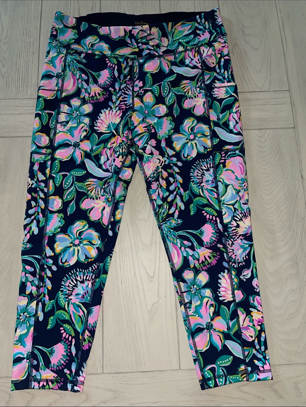 Lilly Pulitzer Luxletic “24 Weekender Mid Rise Leggings in “She’s Got Sol”